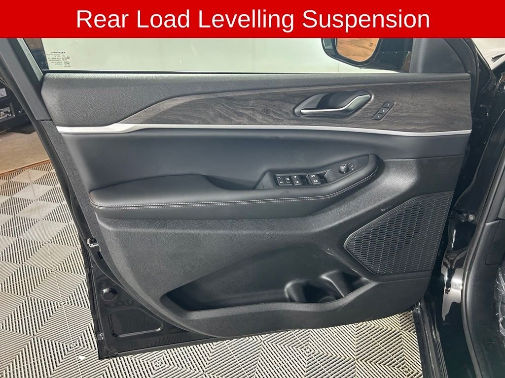 New 2026 Diamond Black Crystal Pearlcoat Jeep Limited image 9