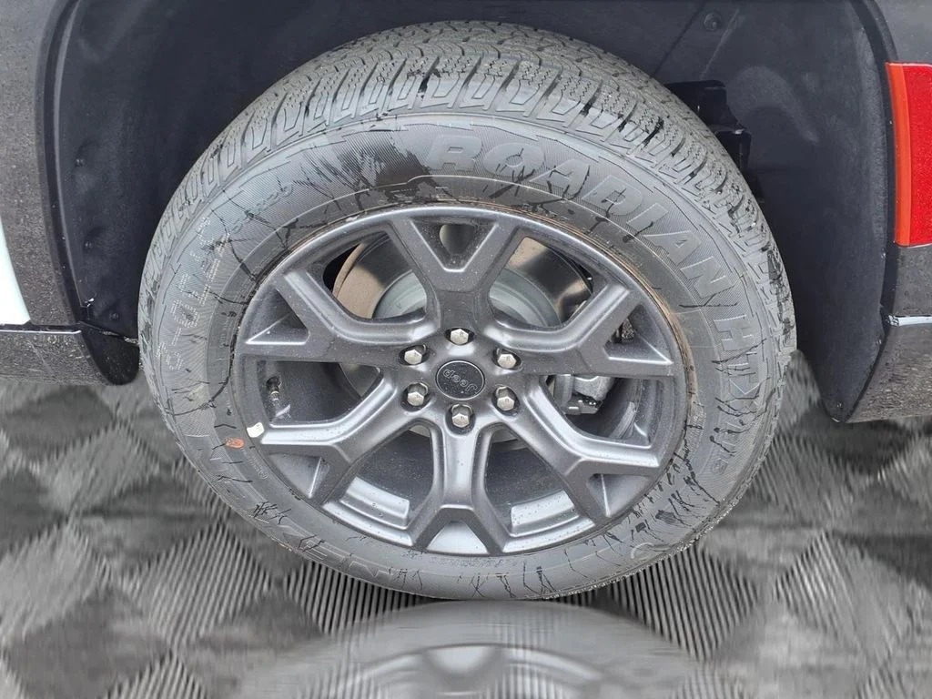 New 2026 Bright White Clear-Coat Exterior Paint Jeep Limited Altitude image 23