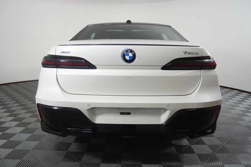New 2026 Mineral White Metallic BMW 750e xDrive image 4