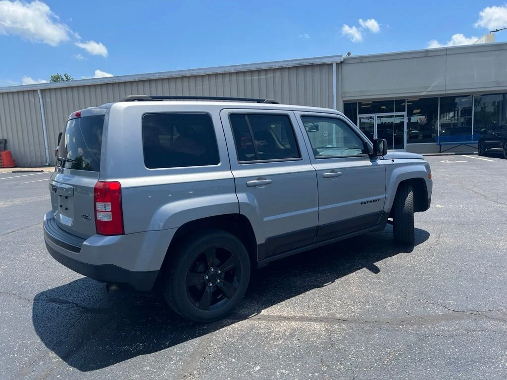 Used 2015 Billet Silver Metallic Clearcoat Jeep Sport image 3