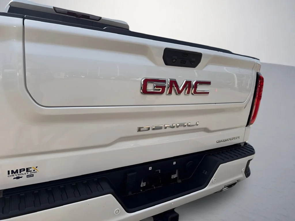 Used 2022 WHITE FROST TRICOAT GMC Denali image 34