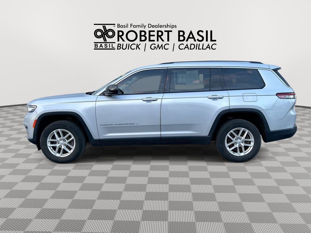 Used 2023 Silver Jeep Laredo image 5