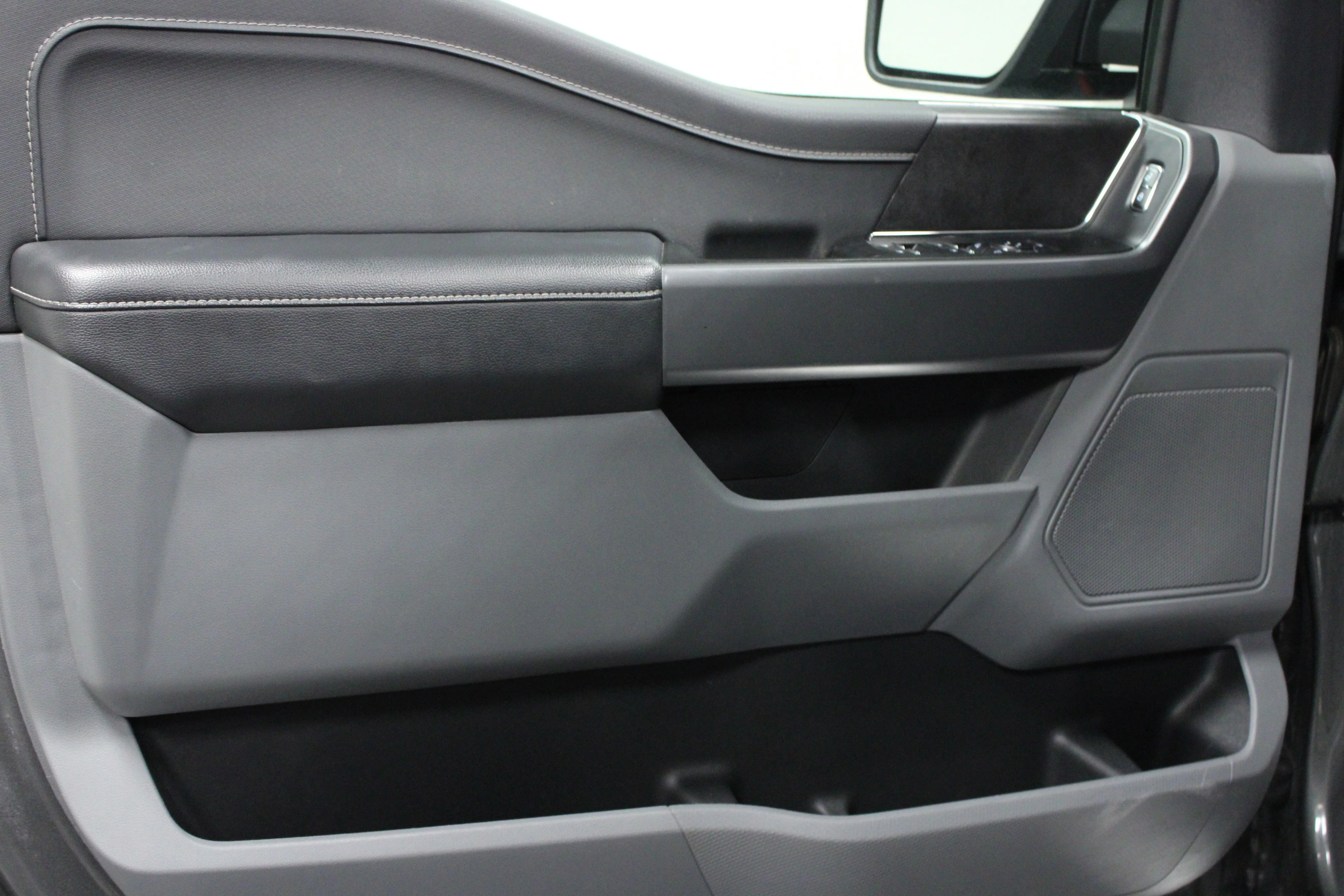 Used 2025 Carbonized Gray Metallic Ford XLT image 11
