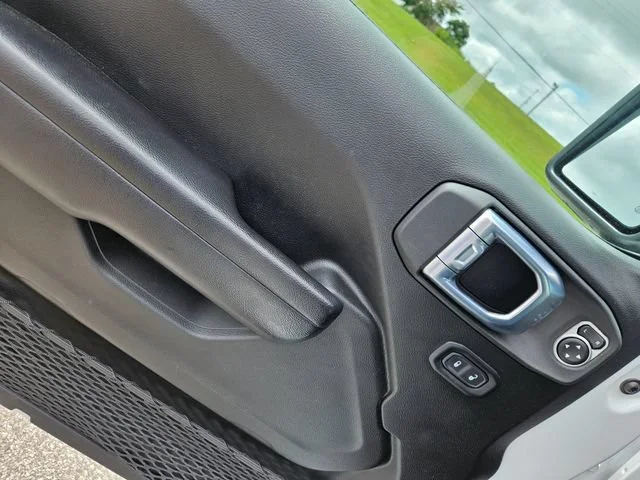 Used 2021  Jeep Unlimited Sport Altitude image 11