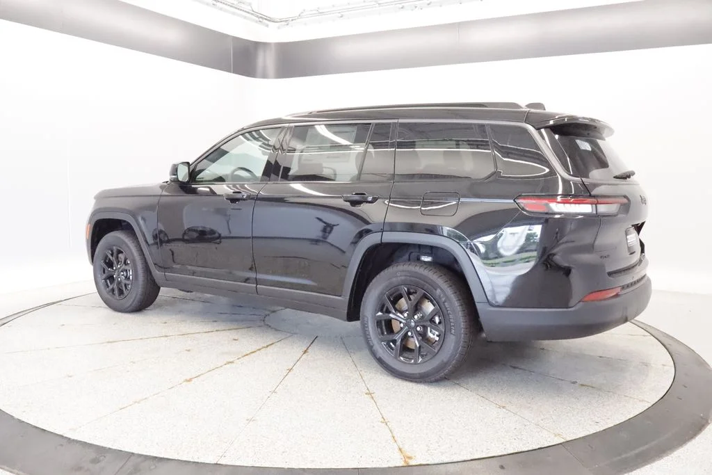 New 2026 Diamond Black Crystal Pearlcoat Jeep Altitude image 4