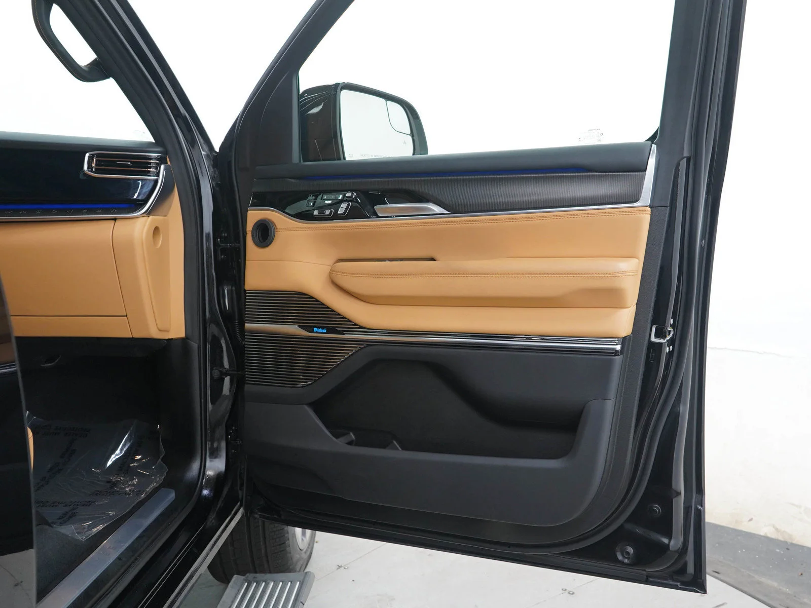 Used 2025 Diamond Black Crystal Pearlcoat Jeep Series III image 9