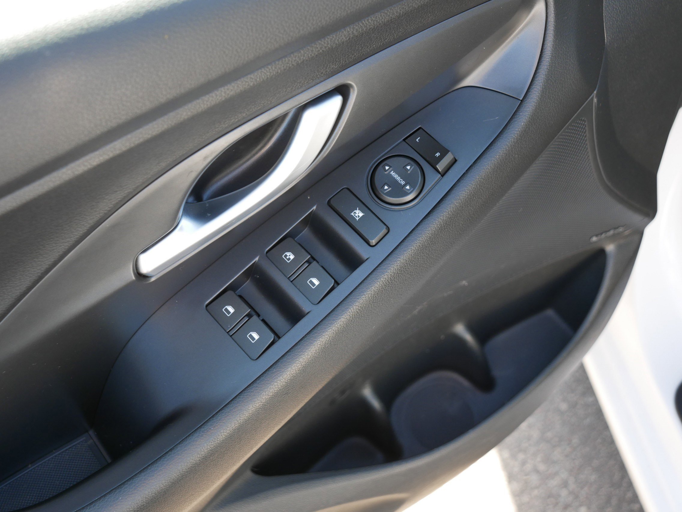 Used 2018 Ceramic White Hyundai  image 19
