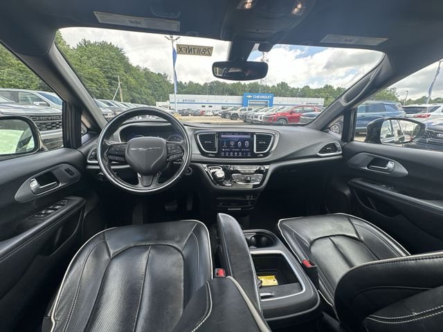 Used 2018 Black Chrysler Limited image 23