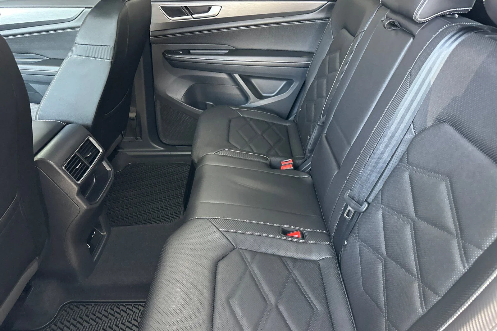 New 2026 White Volkswagen 2.0T SE w/Technology image 10