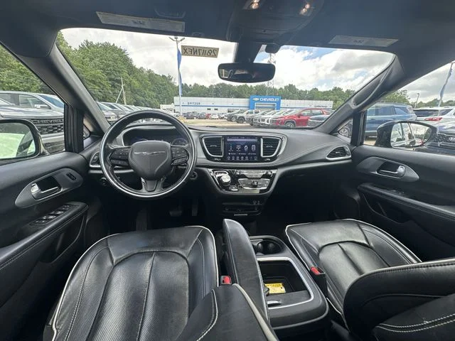 Used 2018 Black Chrysler Limited image 23