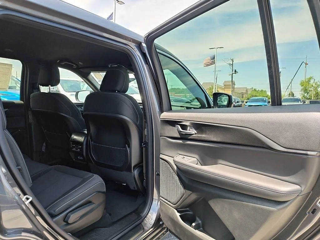 New 2026 Baltic Gray Metallic Clearcoat Jeep Laredo image 33