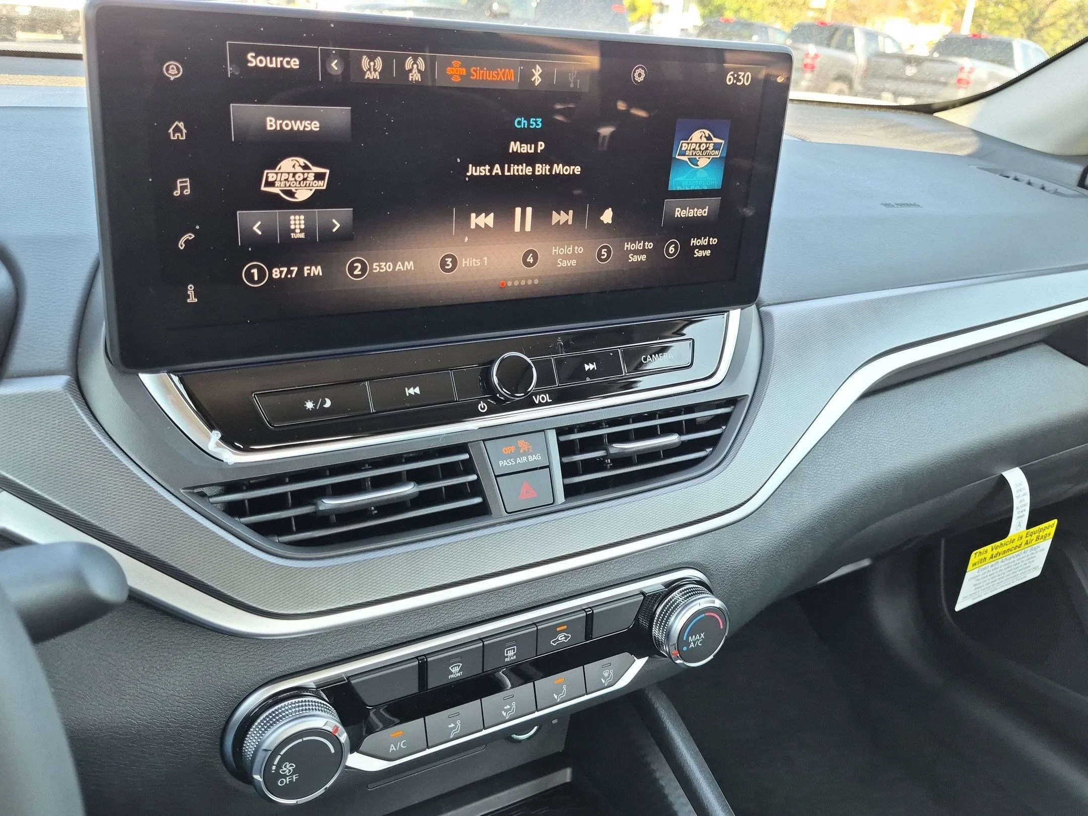 New 2026 Pearl White TriCoat / Super Black Two-tone Nissan SR image 18