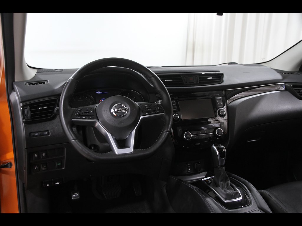 Used 2017 Monarch Orange Nissan SL image 7