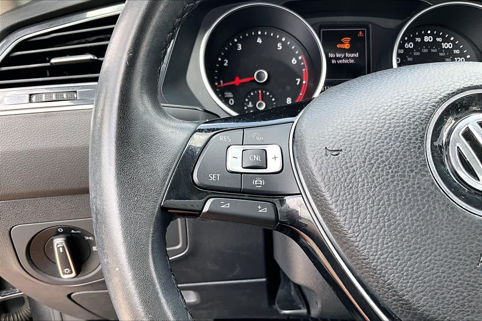 Used 2019 Platinum Gray Metallic Volkswagen SE image 21