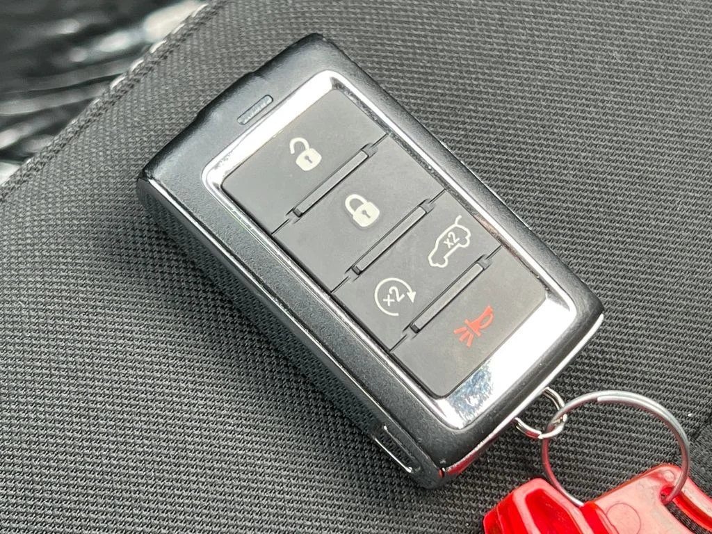 Used 2022 White Jeep Laredo image 31