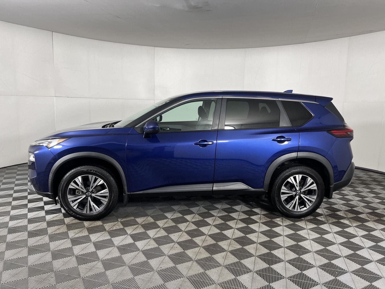 Used 2022 Caspian Blue Metallic Nissan SV image 4