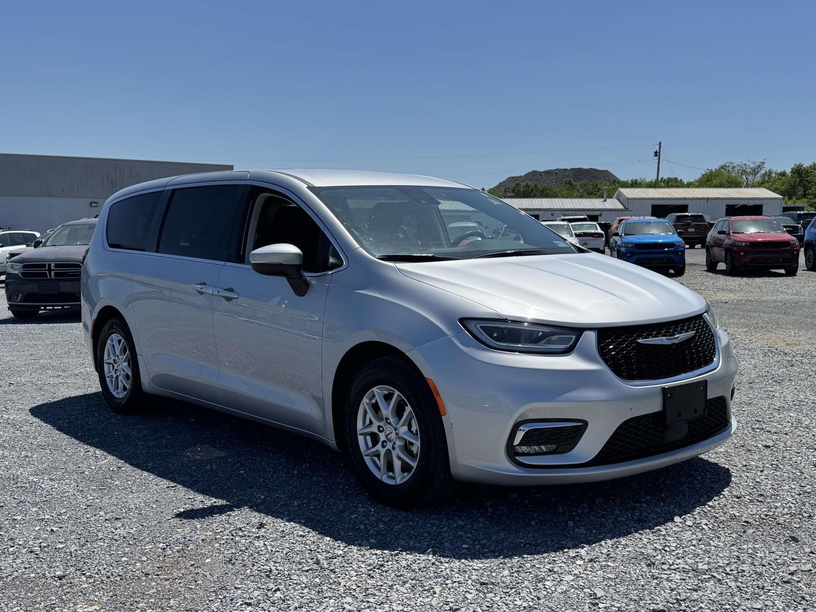 2023 Chrysler Pacifica Touring L's photo