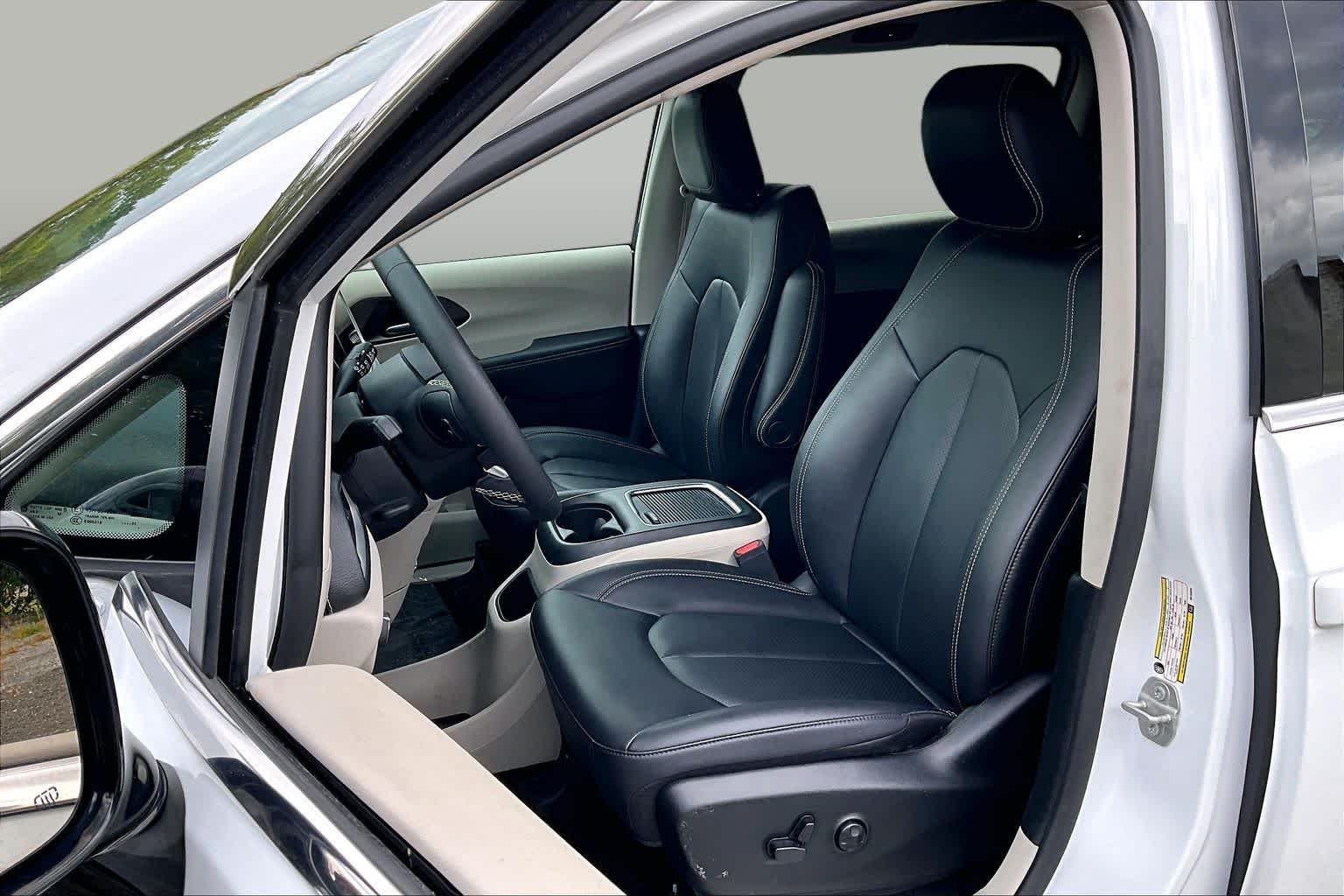 Used 2024 Bright White Clearcoat Chrysler Hybrid Select image 8