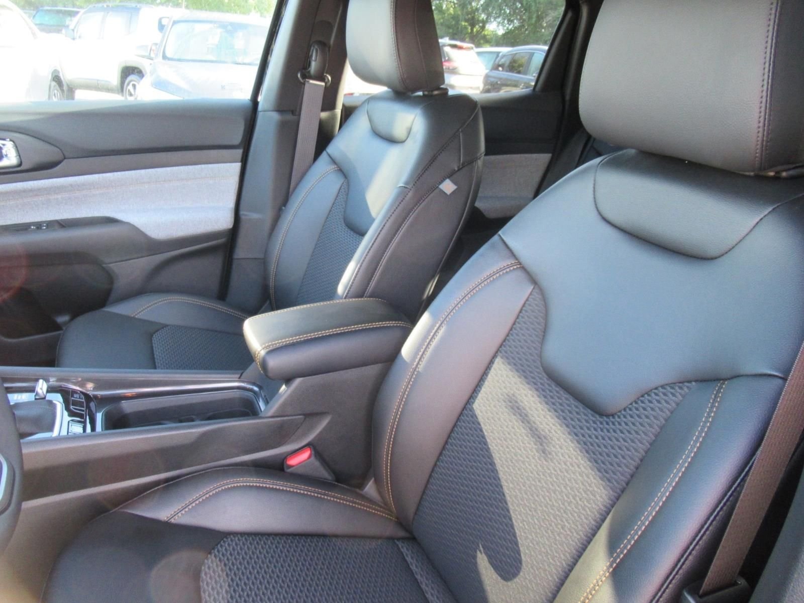 New 2026 Diamond Black Crystal Pearlcoat Jeep Latitude image 20