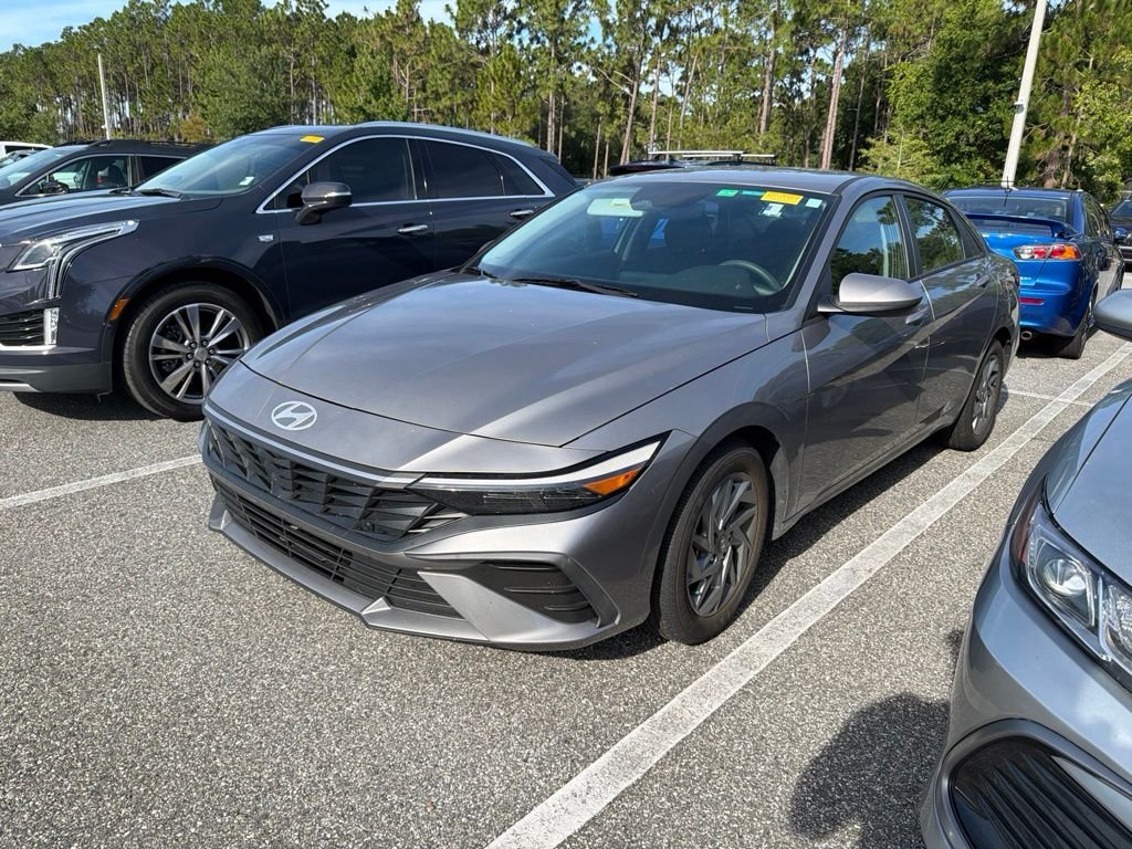 Used 2024  Hyundai SEL image 2