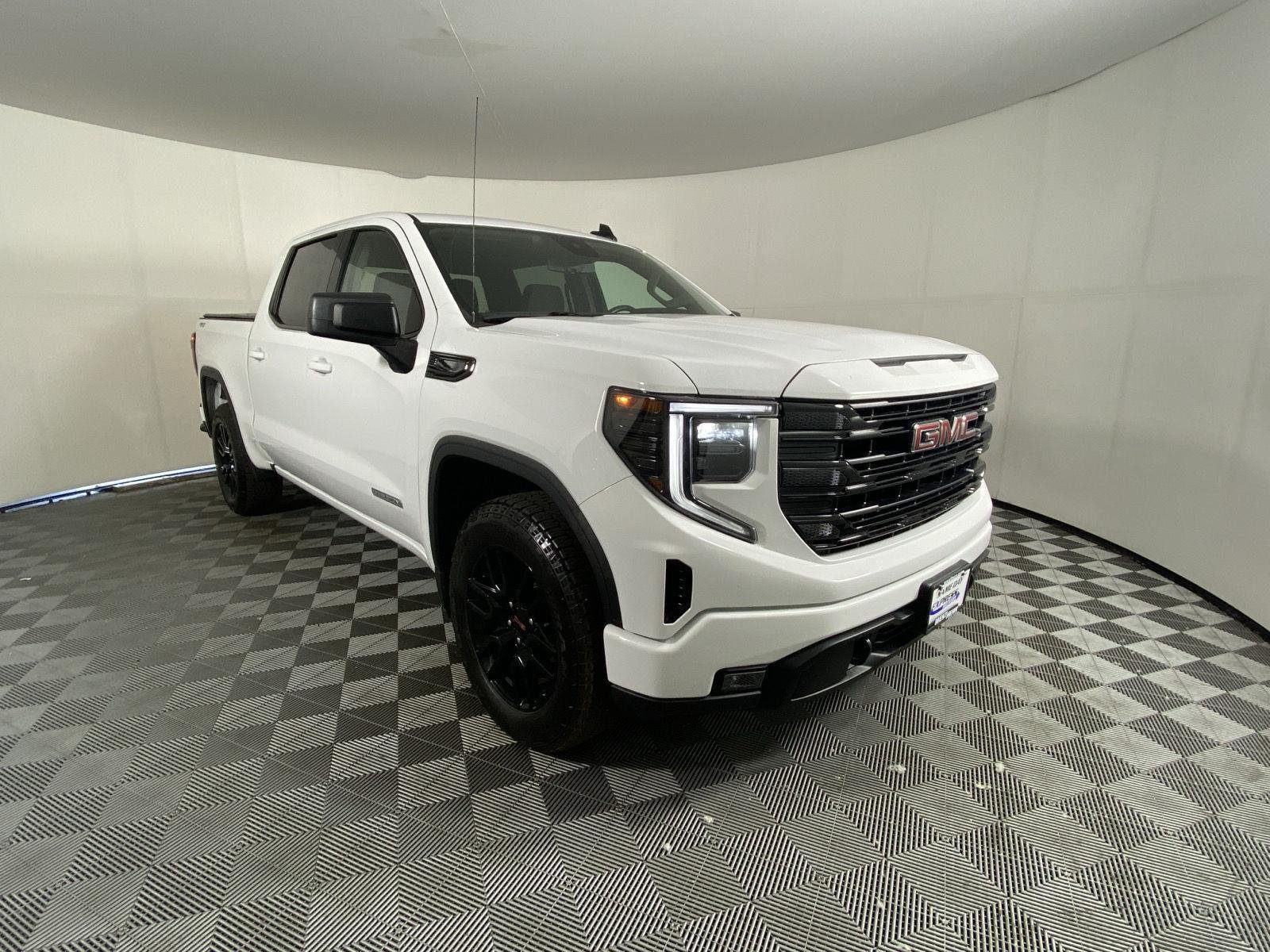 Used 2024 Summit White GMC Elevation image 17
