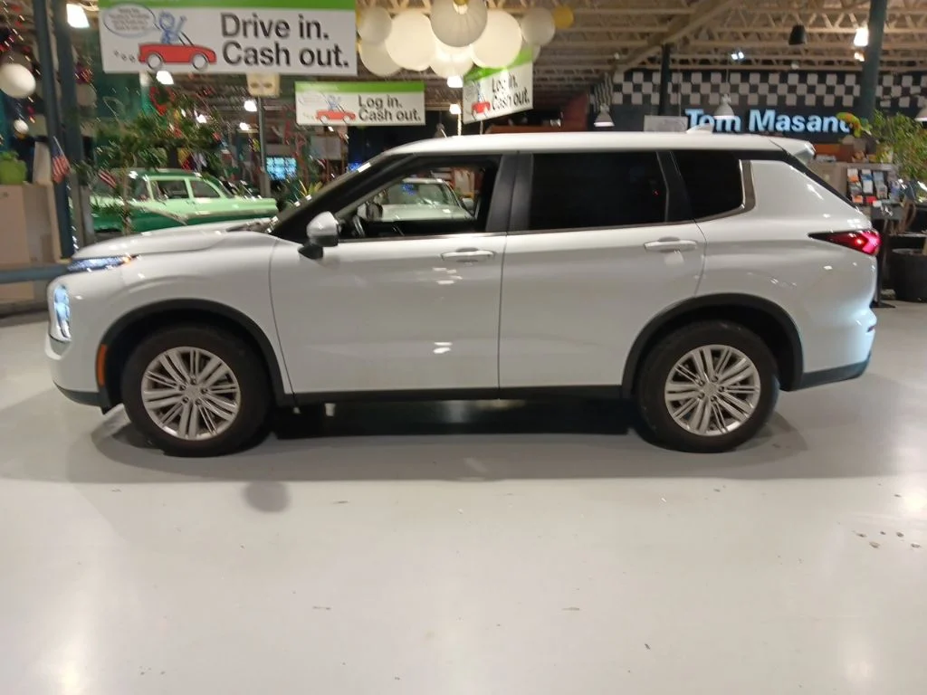 Used 2024  Mitsubishi ES image 14