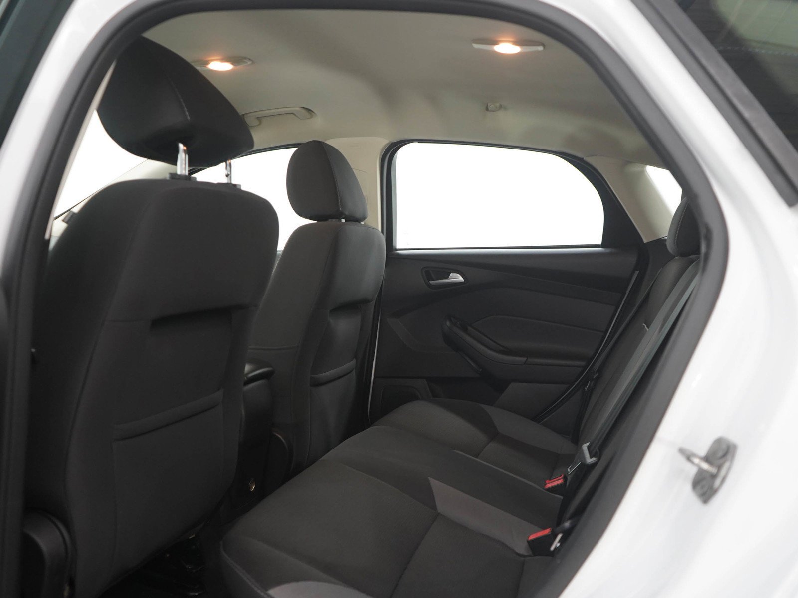 Used 2014 Oxford White Ford 5dr HB SE image 17
