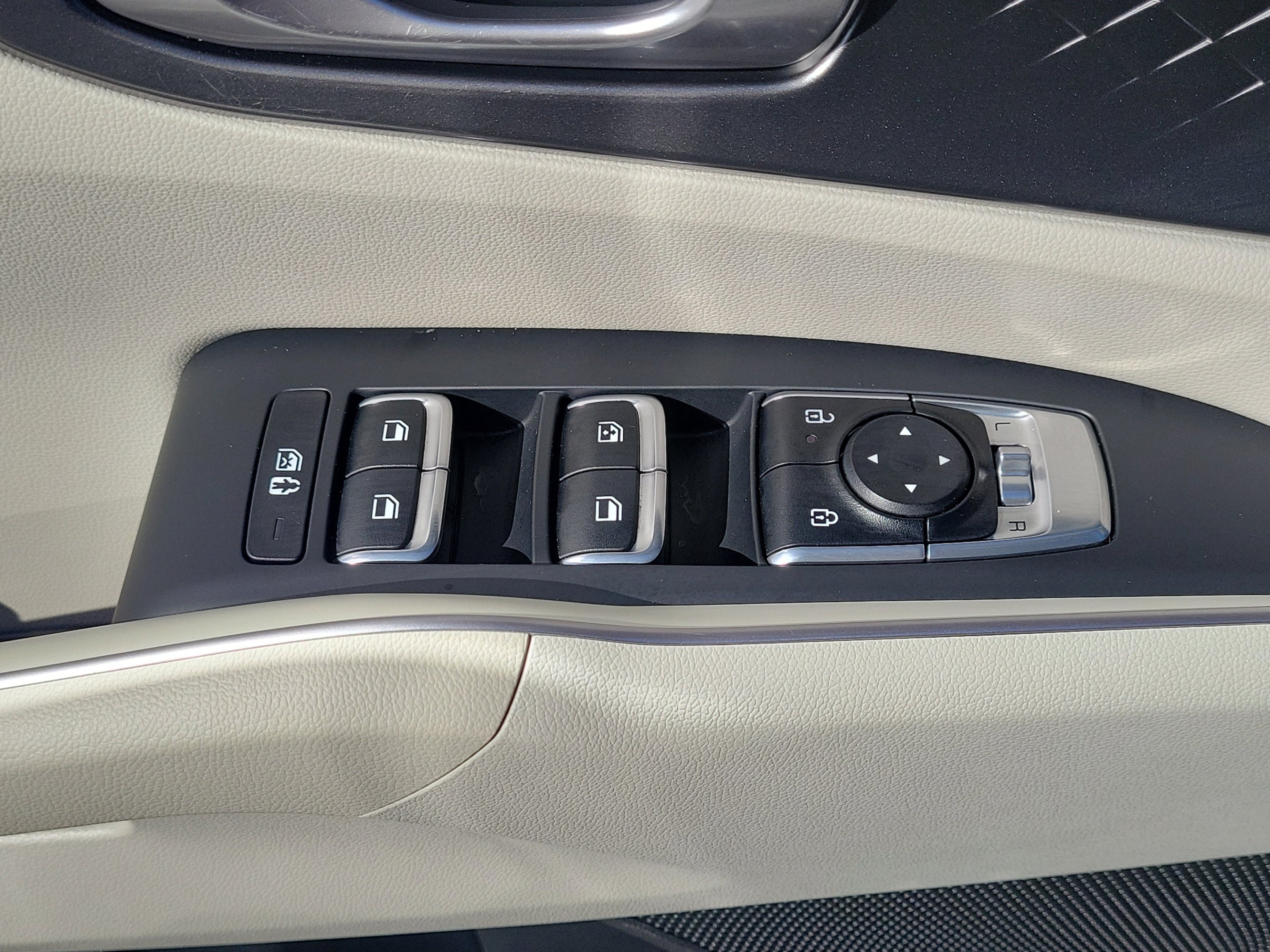Used 2025 Silky Silver Kia EX image 30