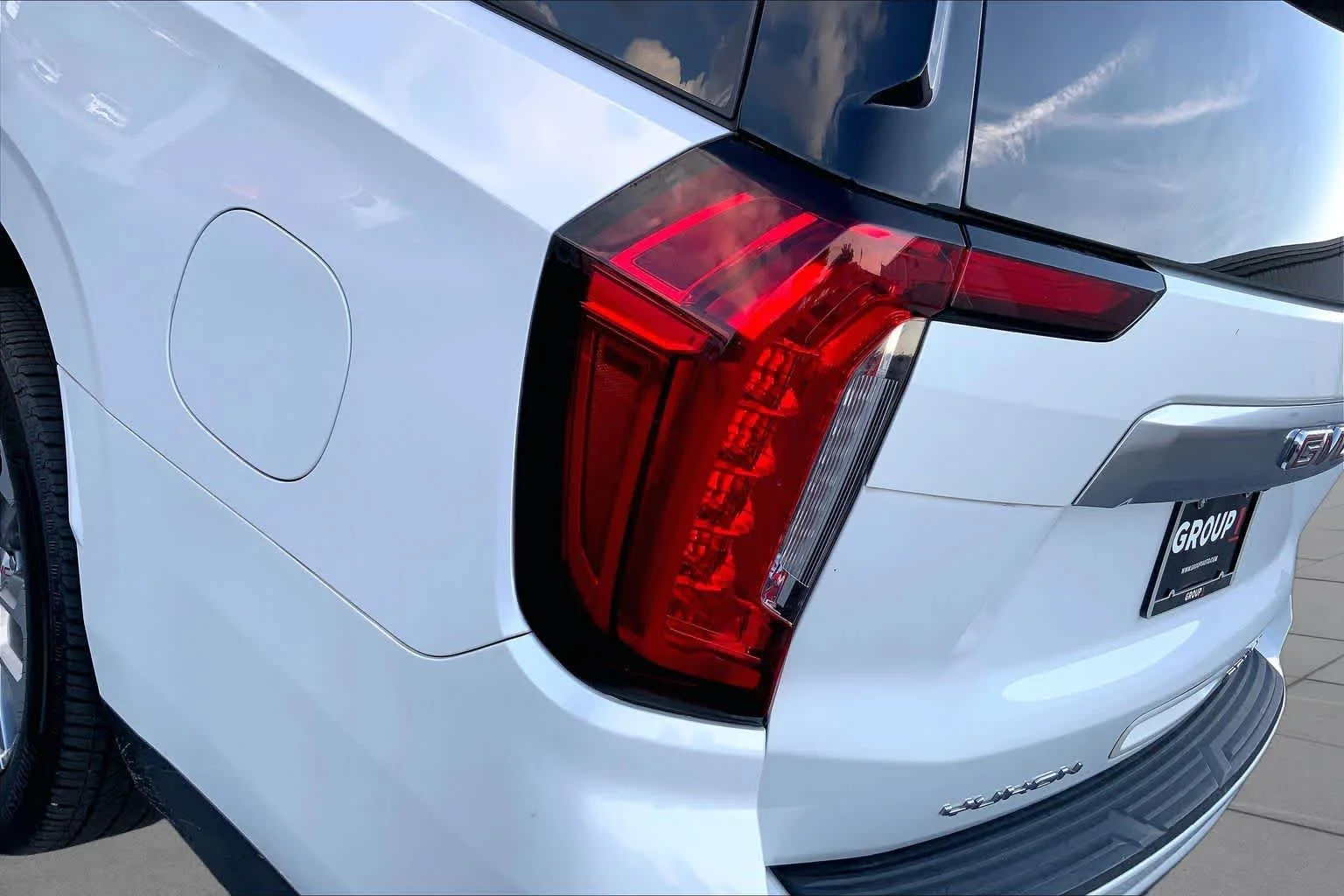 Used 2021 White Frost Tricoat GMC Denali image 25