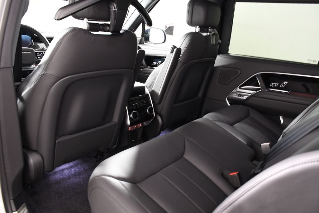 New 2026 Ostuni Perl Wh Land Rover SE image 26