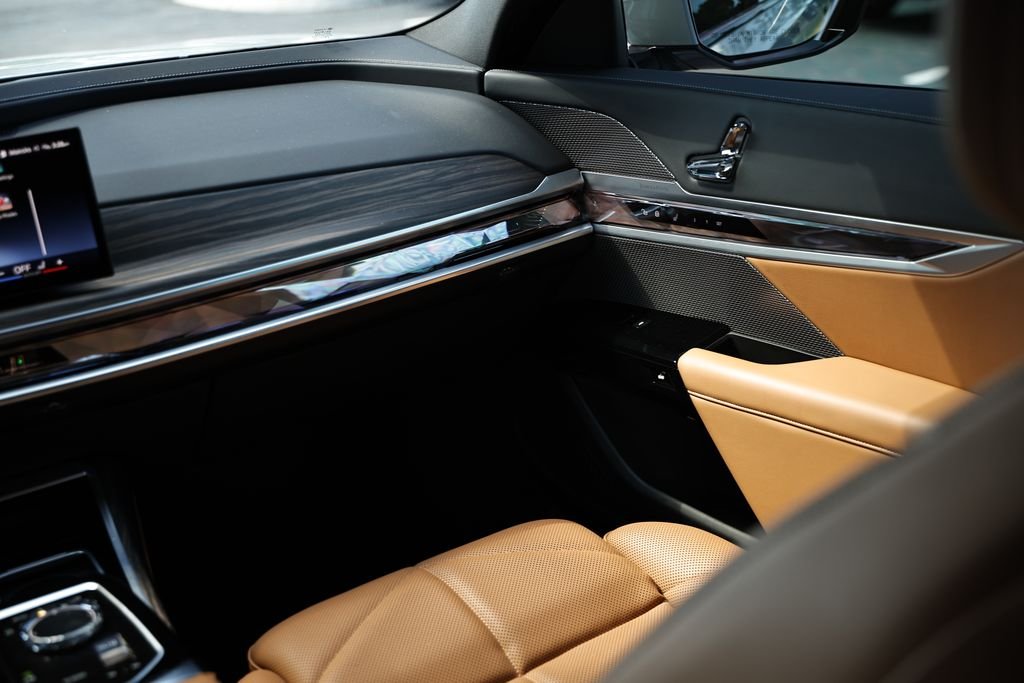 Used 2023 Brooklyn Gray Metallic BMW 740i image 28