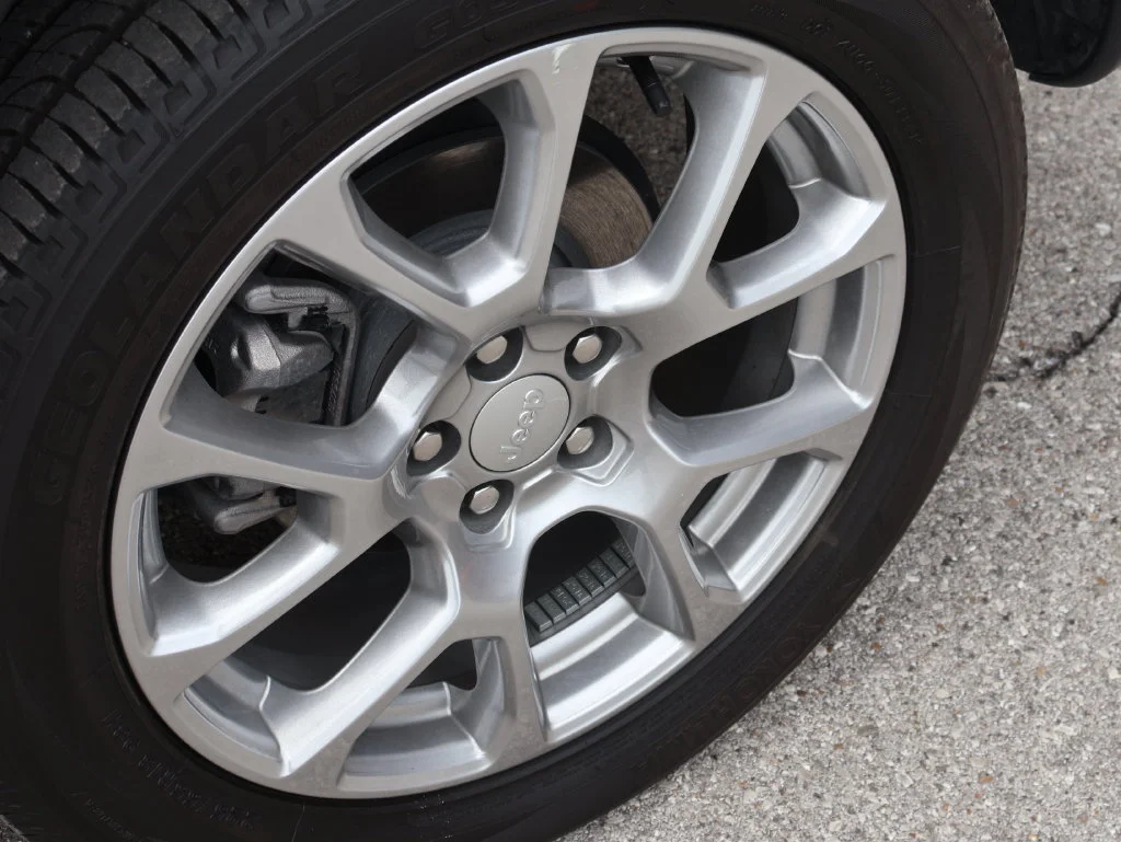 Used 2024 Gray Jeep Latitude Lux image 40