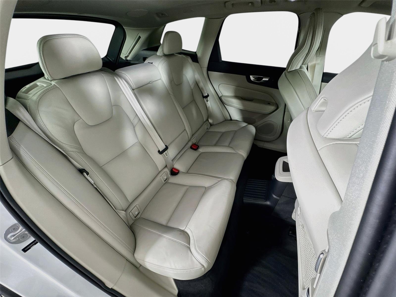 Used 2024 Crystal White Volvo Ultimate Dark Theme image 29