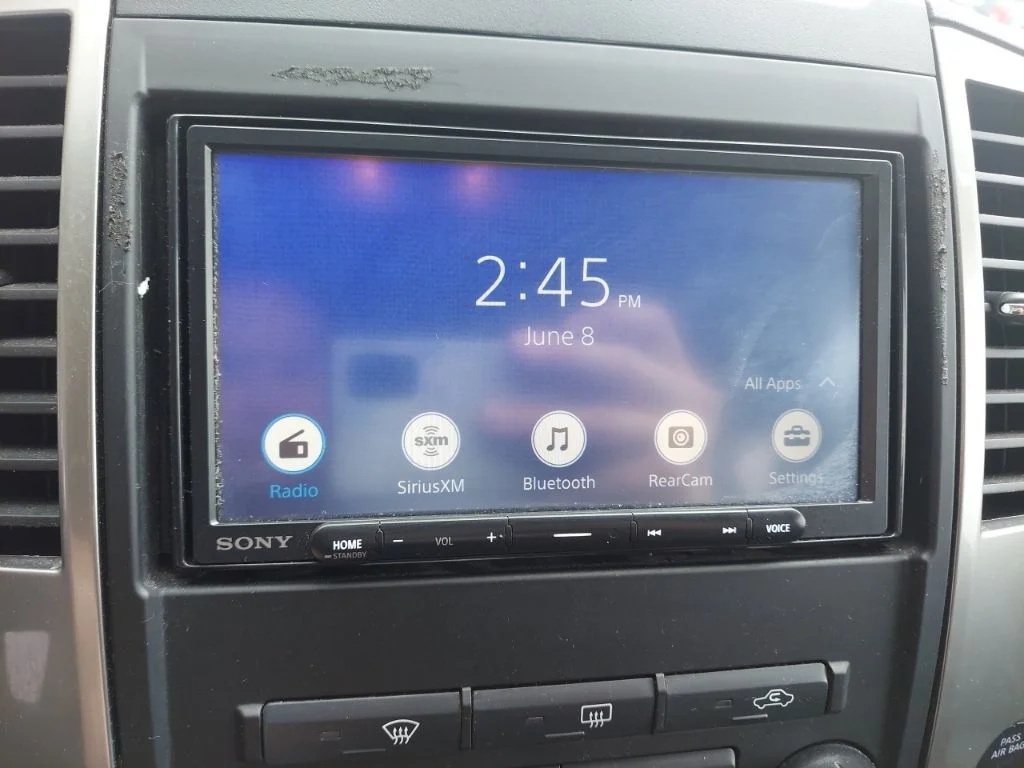 Used 2011 White Nissan SL image 23