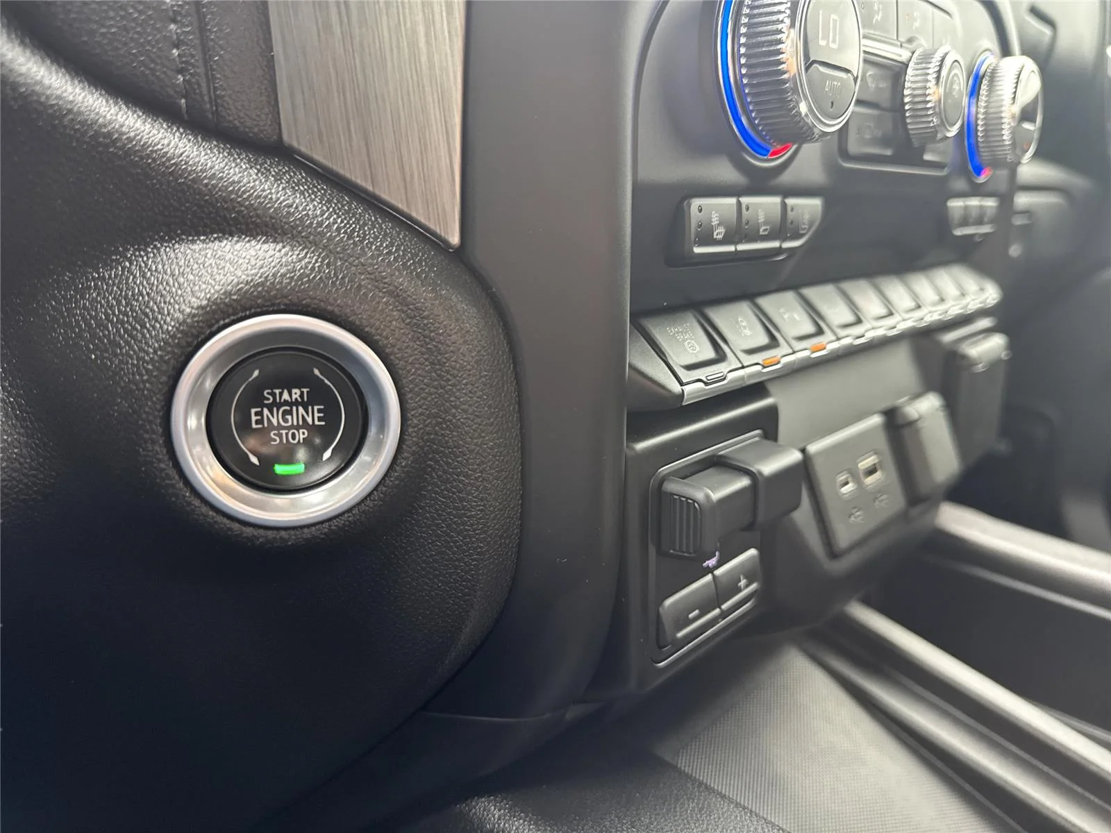 Used 2023 Onyx Black GMC Denali image 28