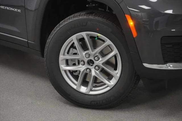 New 2026 Baltic Gray Metallic Clear-Coat Exterior Paint Jeep Laredo X image 4