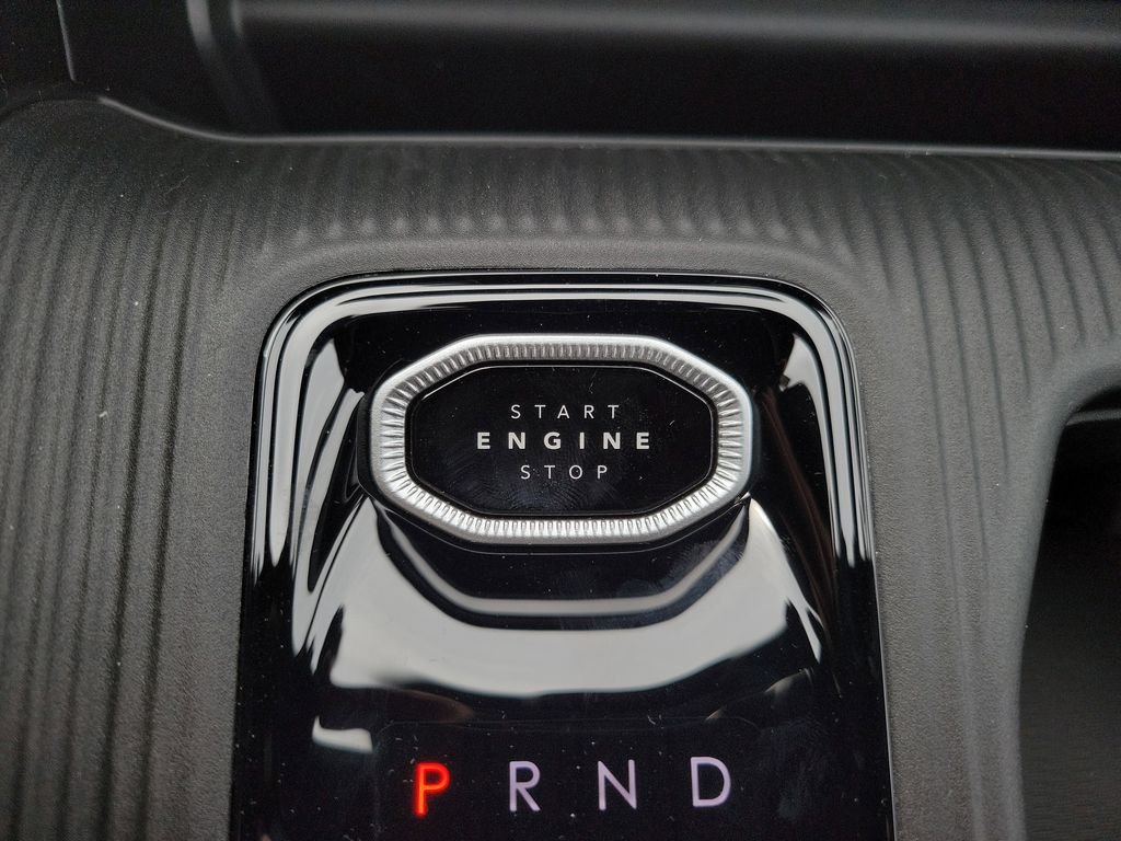 New 2026 Diamond Black Crystal Pearlcoat Jeep Laredo image 30