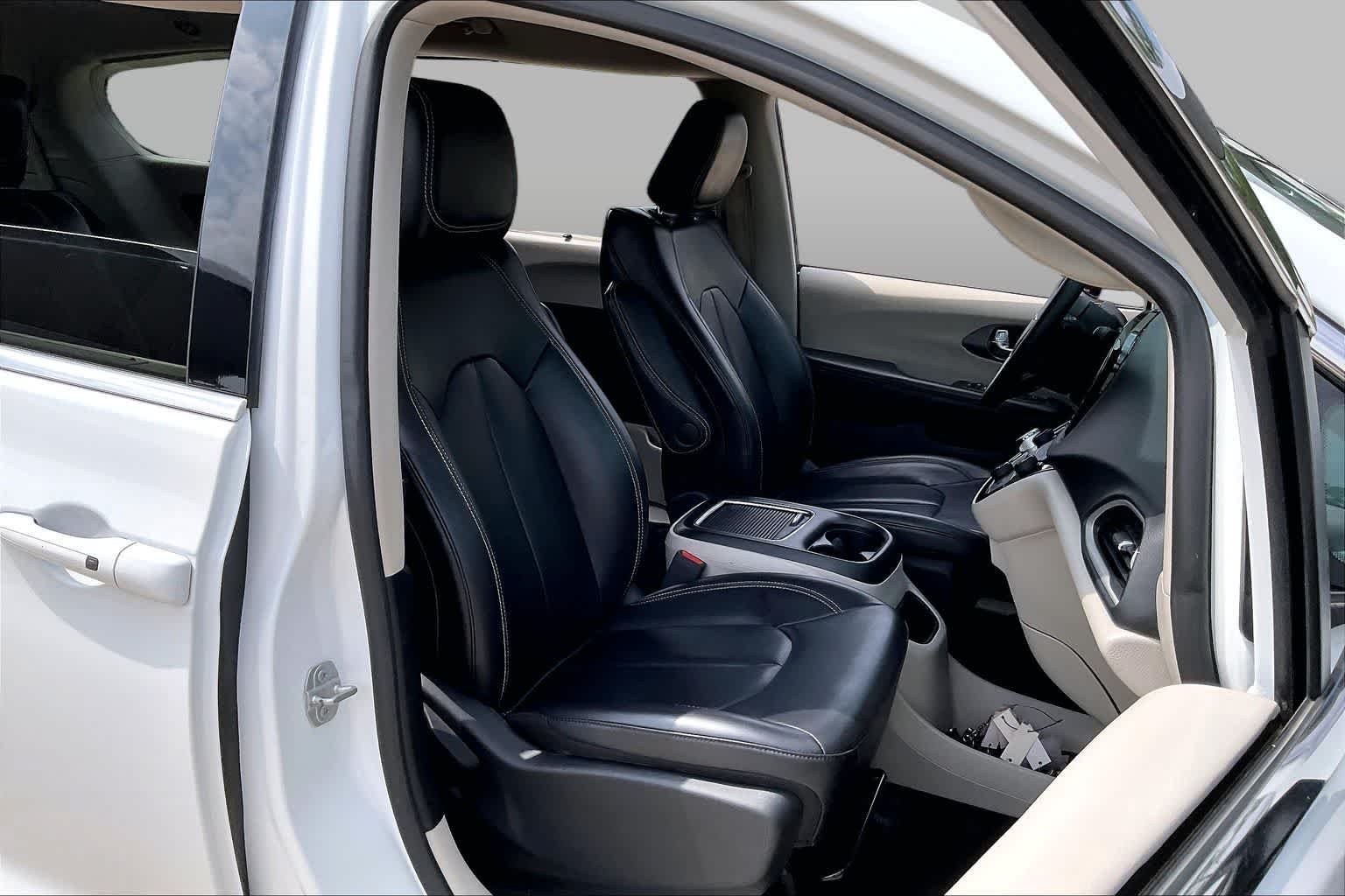 Used 2023 Bright White Clearcoat Chrysler Touring L image 17