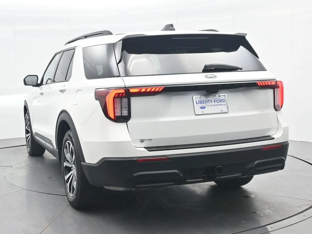 New 2026 Star White Metallic Tri-Coat Ford ST-Line image 9