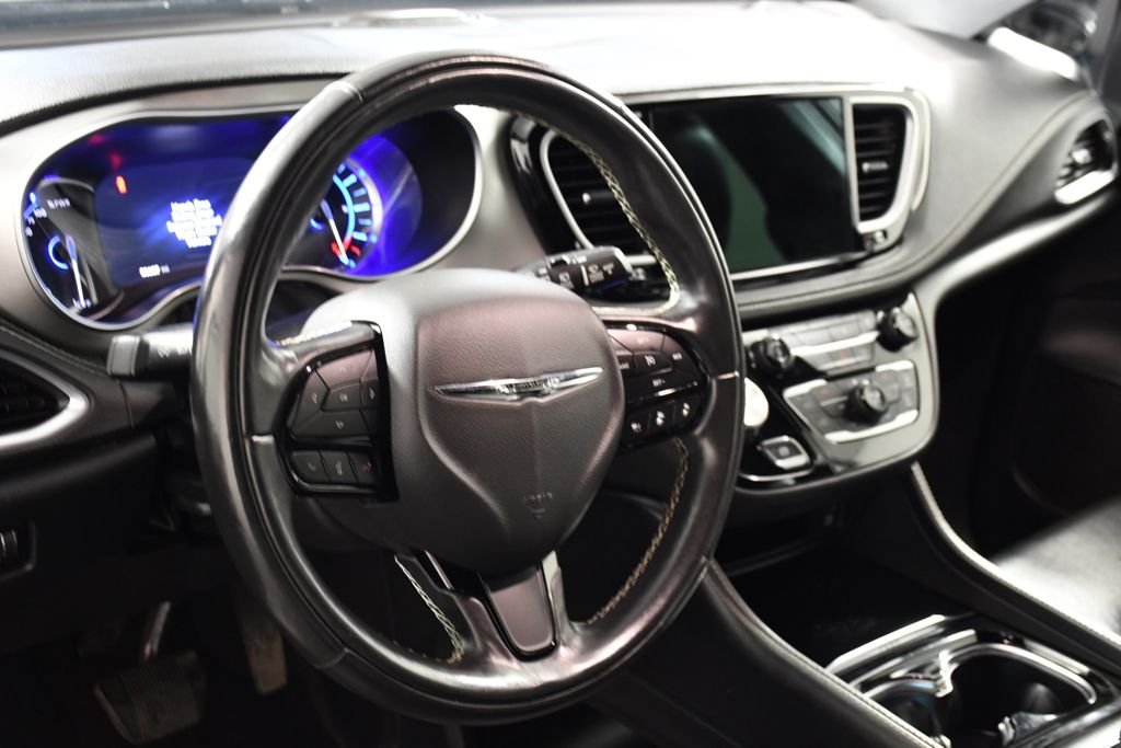 Used 2022 Ceramic Gray Clearcoat Chrysler Limited image 13