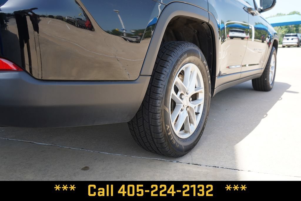 Used 2023  Jeep Laredo image 9