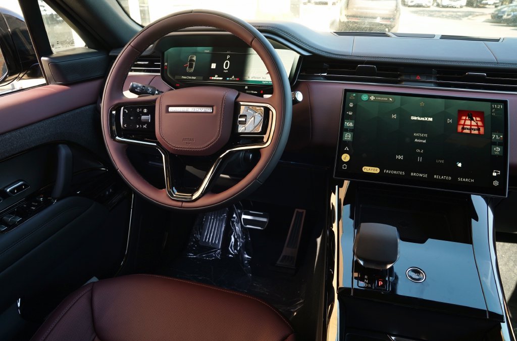 New 2027 Santorini Black Land Rover Dynamic SE image 13