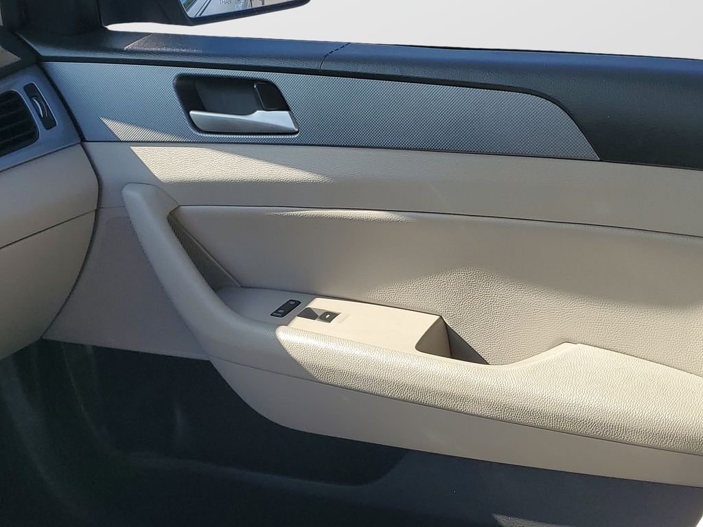 Used 2018 White Hyundai SEL image 13