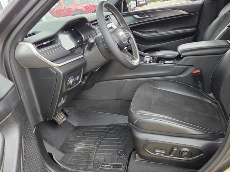 Used 2023 Metallic Jeep Altitude image 6