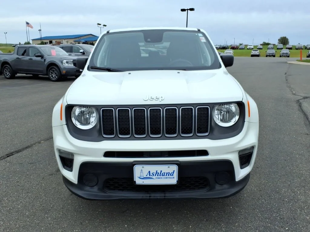 Used 2023 White Jeep Latitude image 2