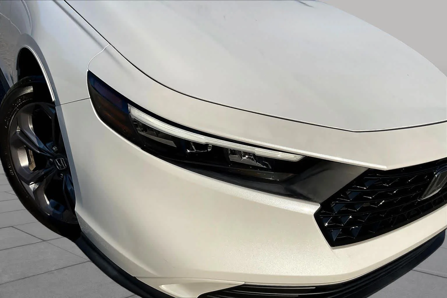 Used 2023 Platinum White Pearl Honda EX image 28