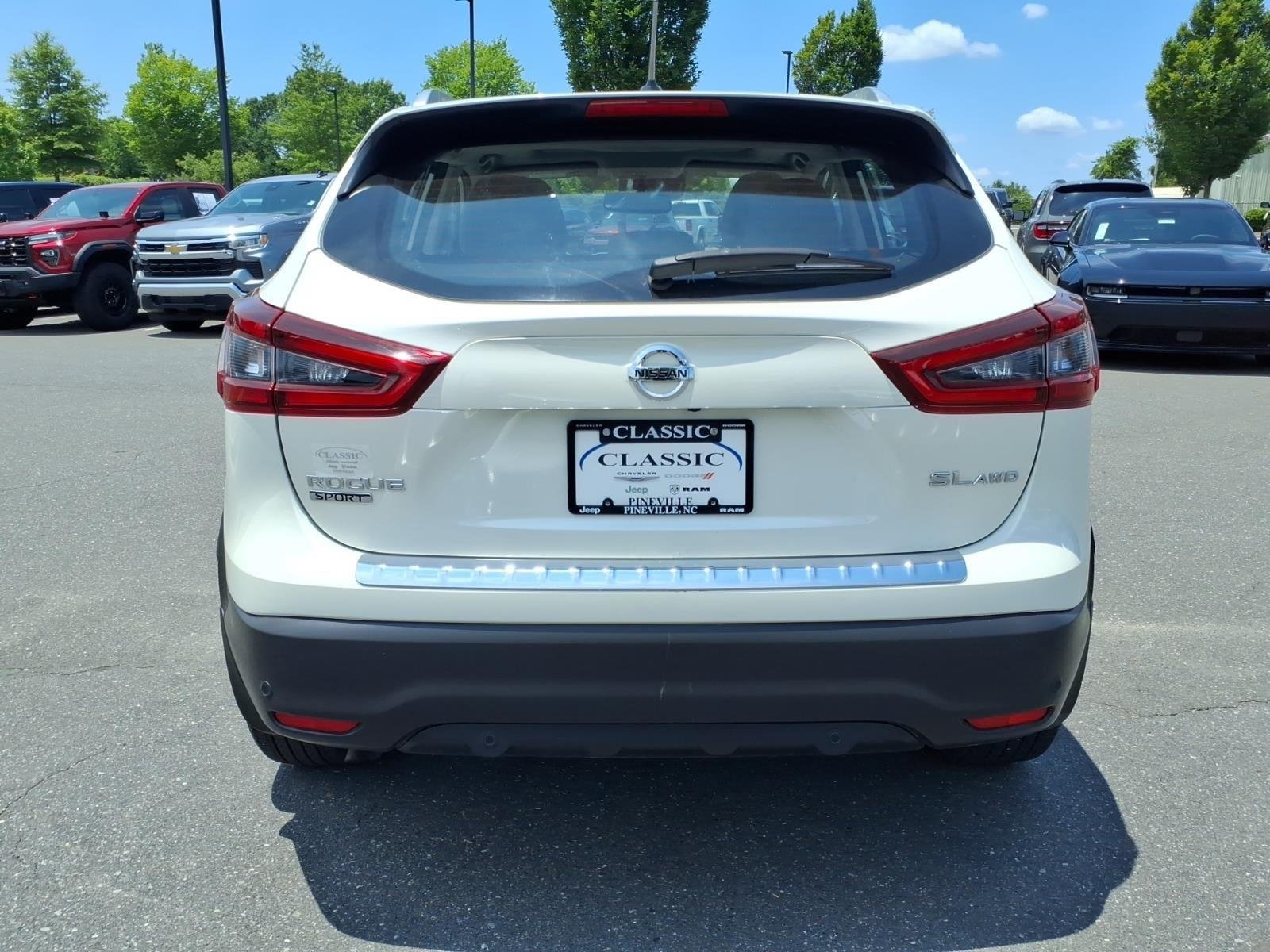 Used 2022 Pearl White Tricoat Nissan SL image 17