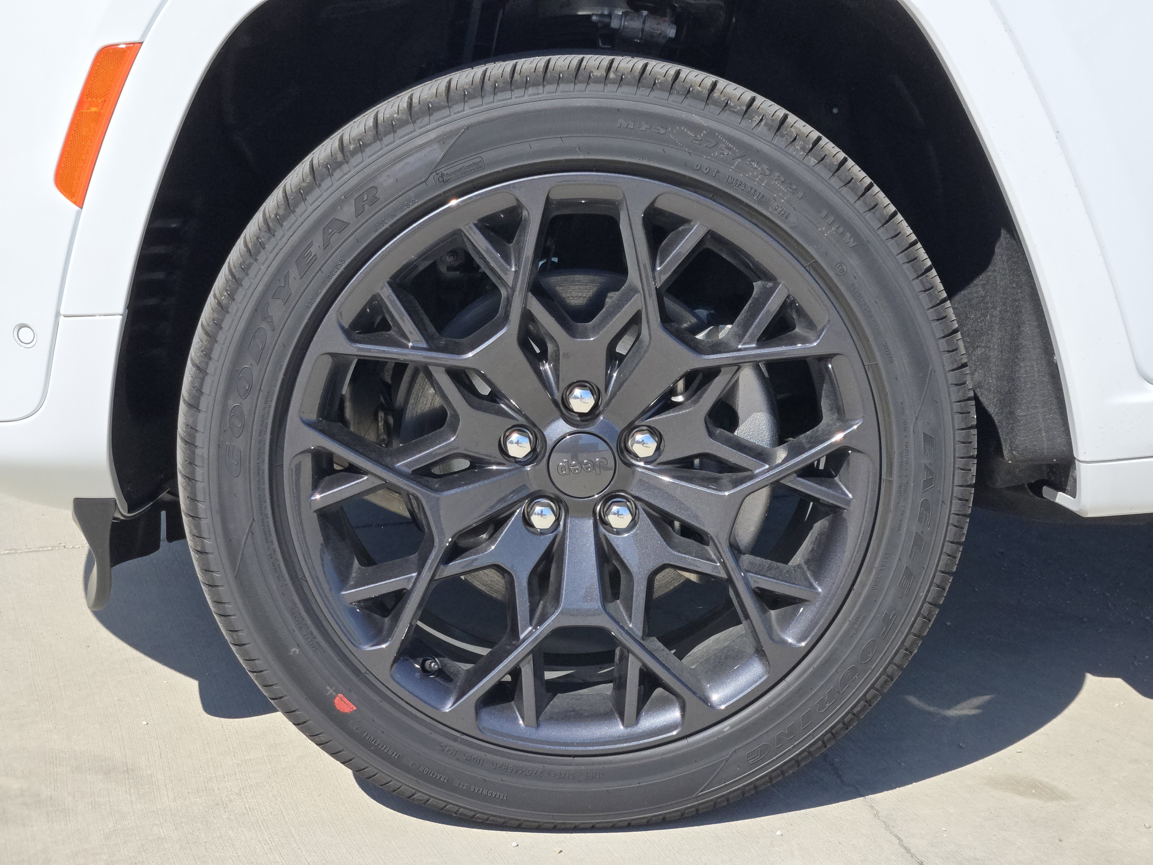 New 2026 Bright White Clear-Coat Exterior Paint Jeep Summit image 10