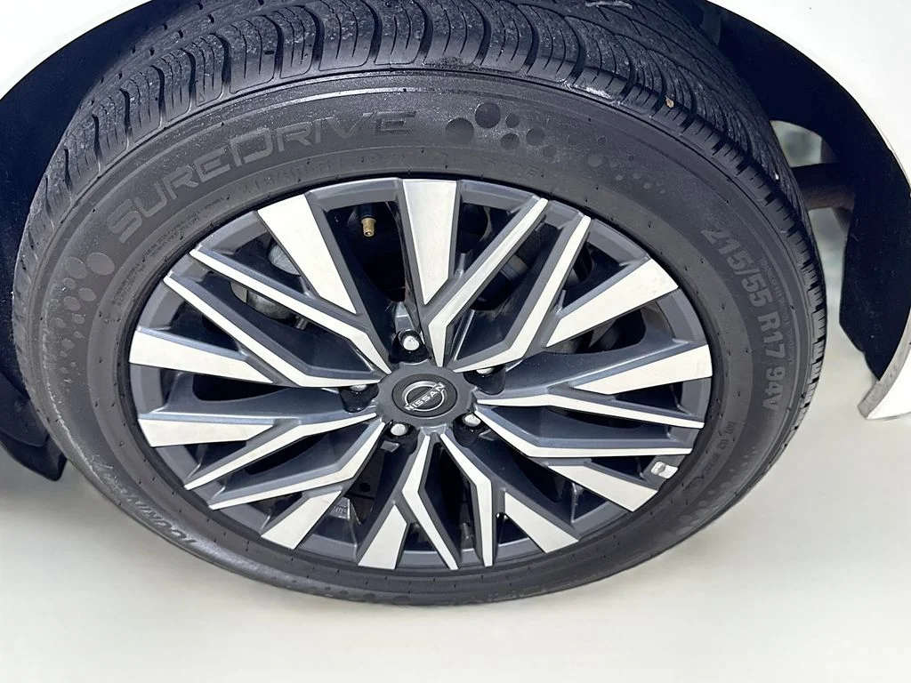 Used 2025 White Nissan 2.5 SV image 37