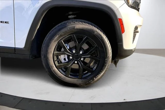 Used 2025 White Jeep Altitude 4x4 image 39